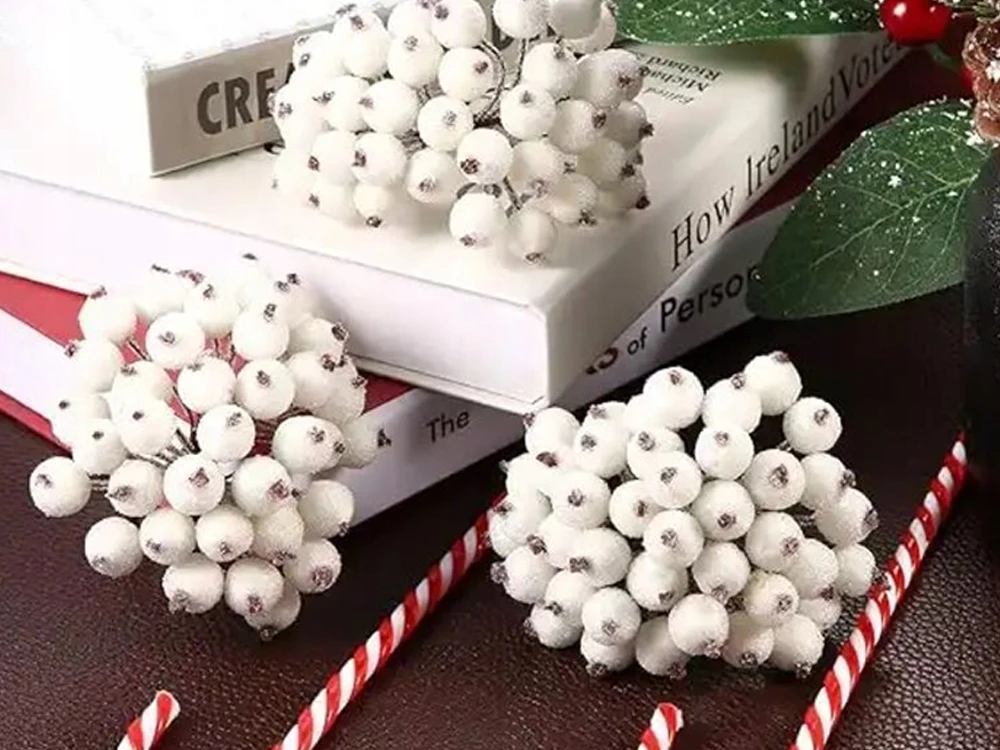 Kalėdinė balta šarma padengta dekoracija 15 cm, 5 vnt.