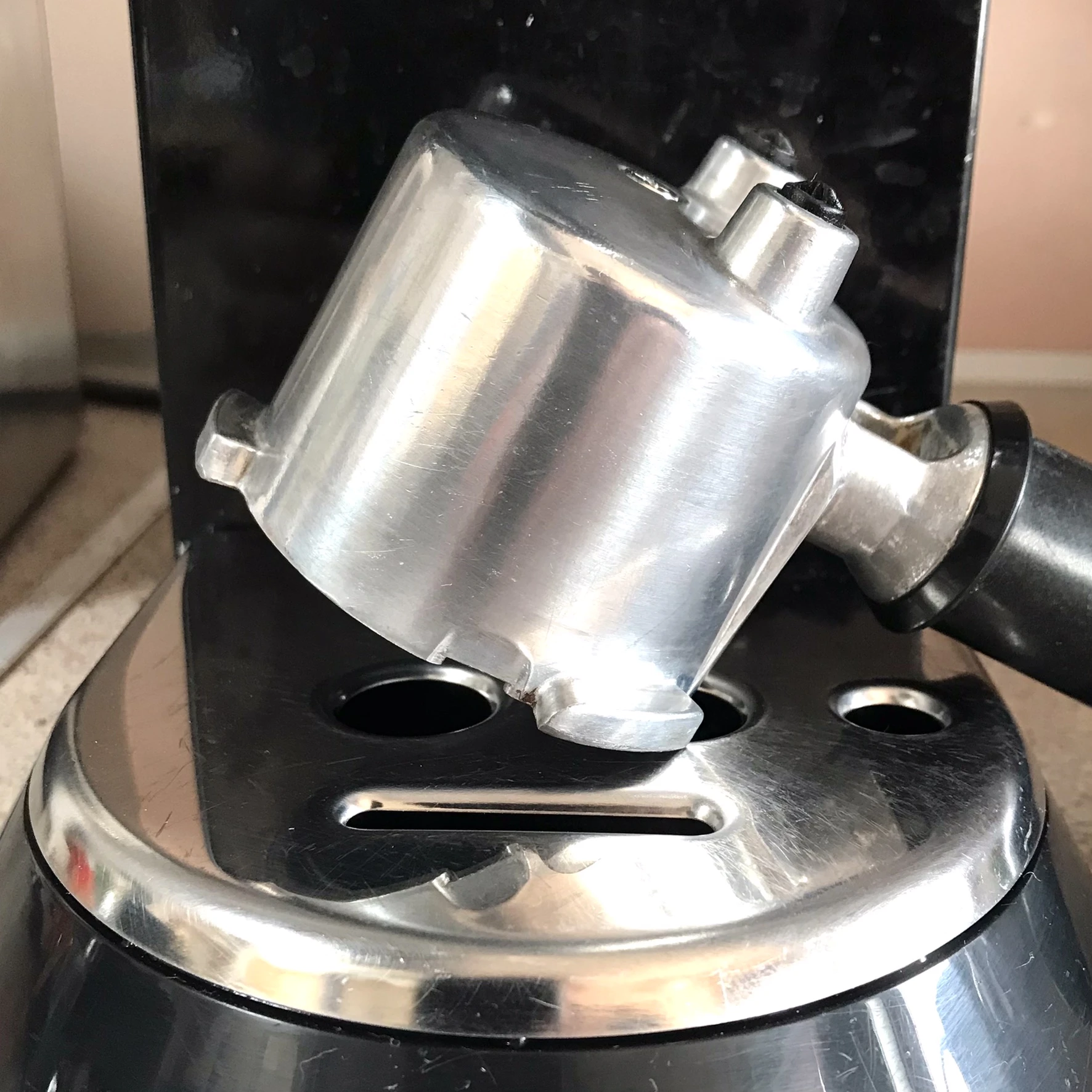 Stolz Universalus valymo ir poliravimo akmuo su soda WEISSER BLITZ – FANTASTISCH, komplekte dvipusė kempinė, 300g aprašymas - Prekės nuotrauka