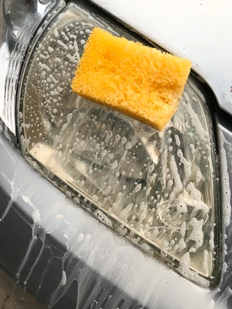Stolz Universalus valymo ir poliravimo akmuo su soda WEISSER BLITZ – FANTASTISCH, komplekte dvipusė kempinė, 300g aprašymas - Prekės nuotrauka
