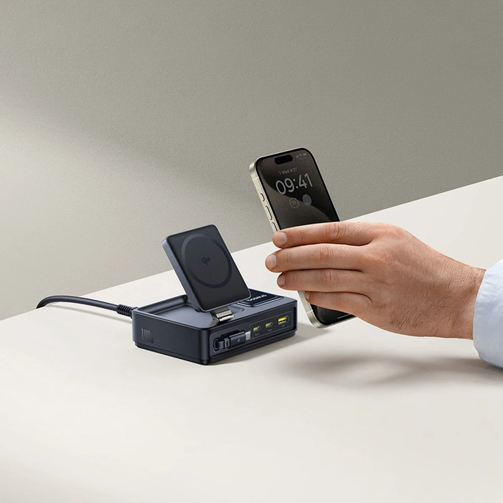 „Baseus NOMOS 140W Qi2 5in1“ belaidis ausinukas su ištraukiamu USB-C laidu ir skaitmeniniu ekranu – juoda
