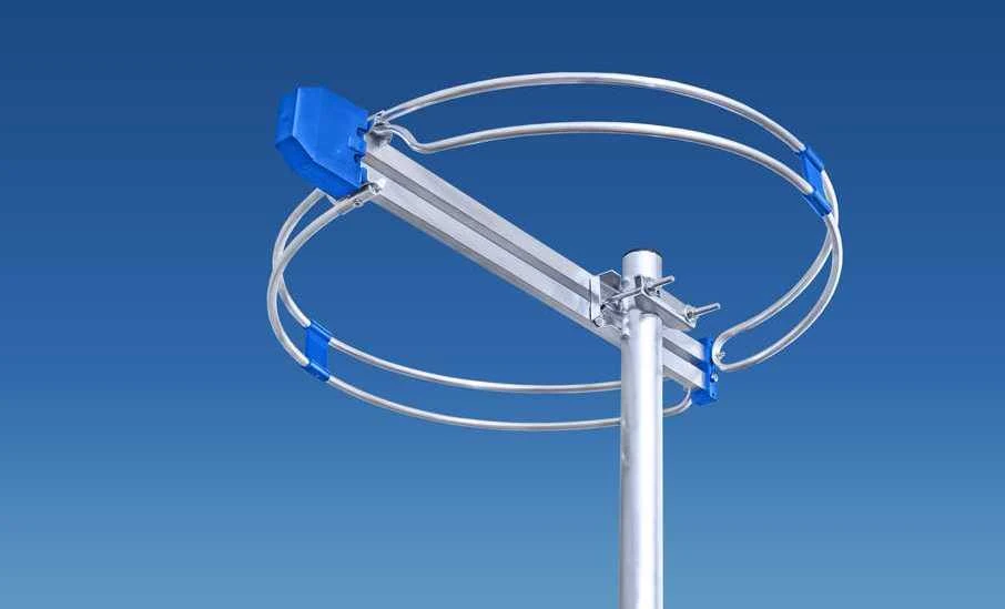 Spacetronik FM antena su apvaliu konstrukcijos elementu