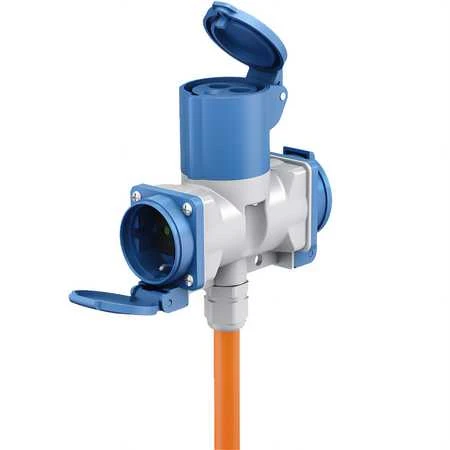 Goobay CEE adapteris su trimis lizdais