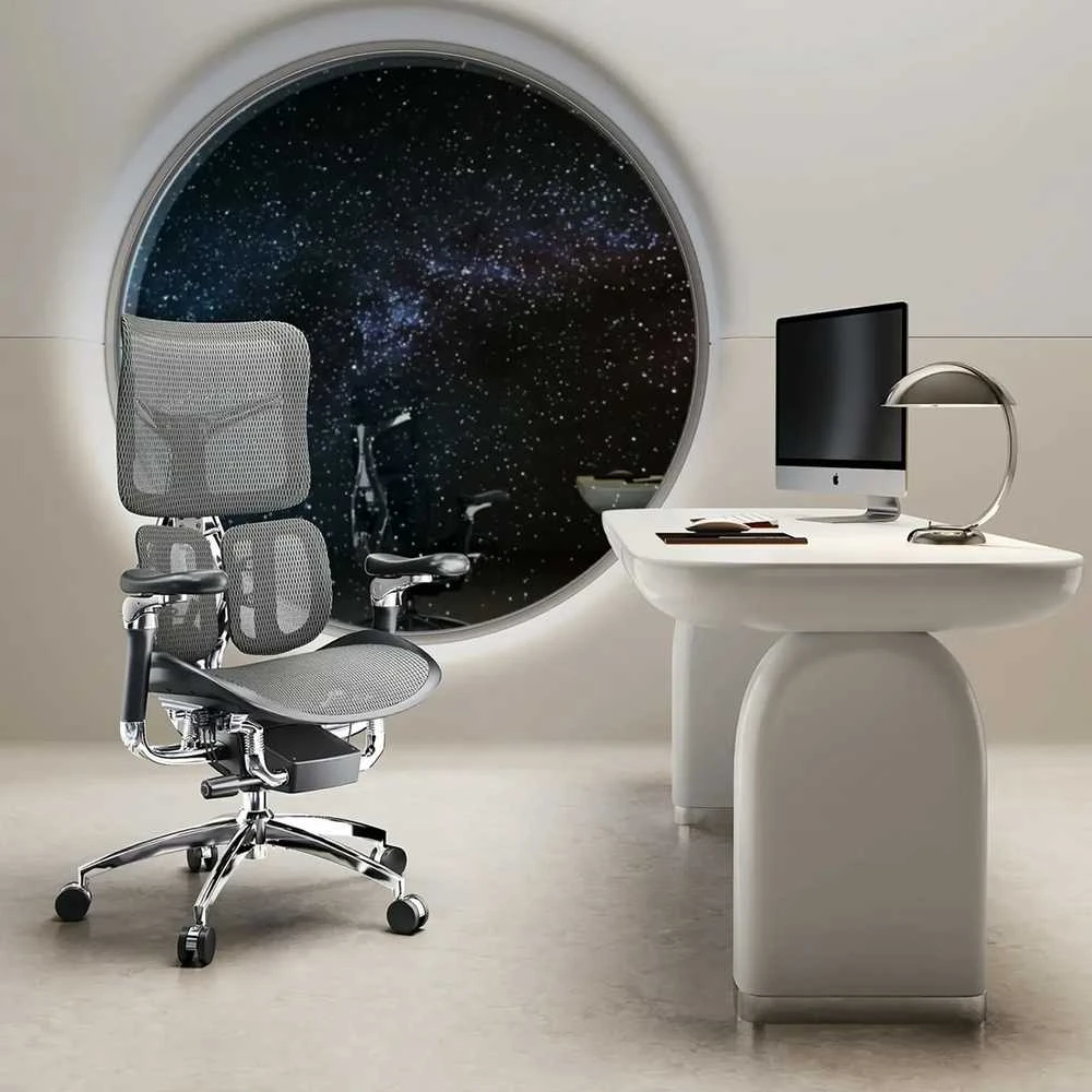 Spacetronik „Springle 44“ juoda pasukama biuro kėdė