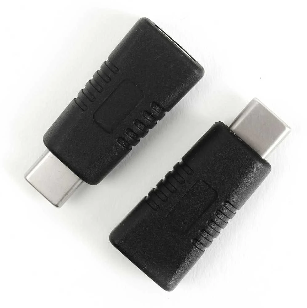 Du juodi USB-C adapteriai