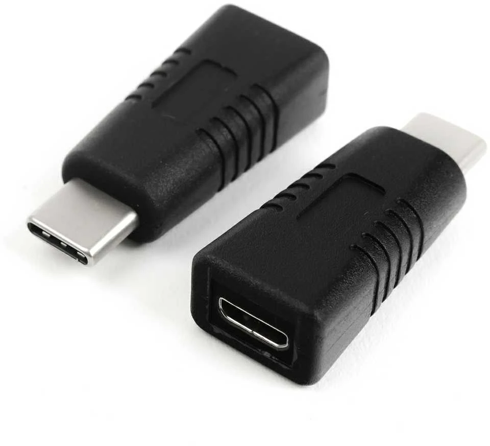 Du juodi Micro USB į USB-C adapteriai