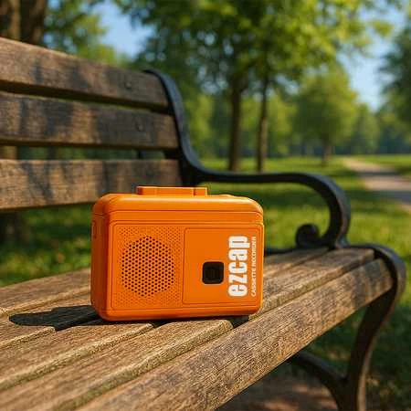 Oranžinis kasetinis grotuvas EZCAP247 ant suoliuko