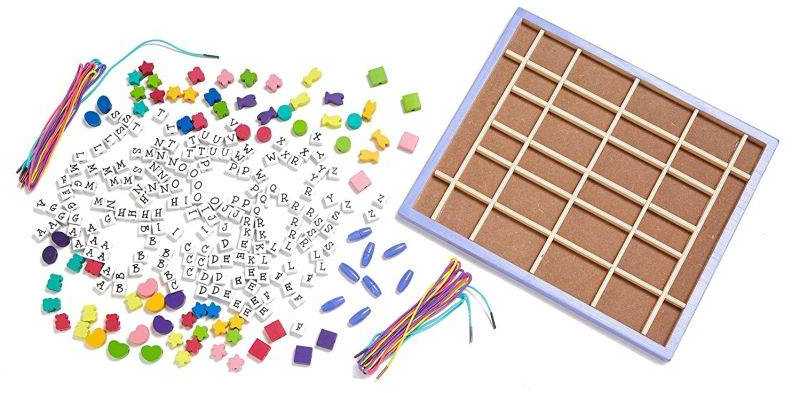 Medinių karoliukų vėrimo rinkinys su raidėmis Melissa & Doug