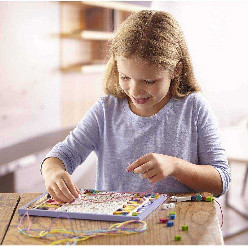 Medinių karoliukų vėrimo rinkinys su raidėmis Melissa & Doug