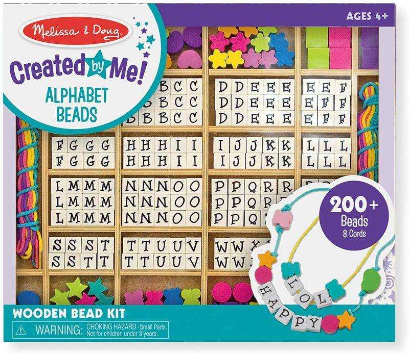 Medinių karoliukų vėrimo rinkinys su raidėmis Melissa & Doug
