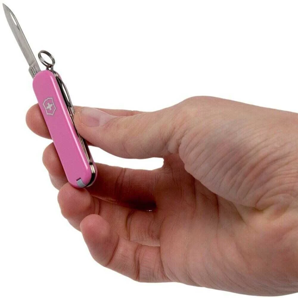 Rožinis Victorinox Classic SD kišeninis peilis rankoje