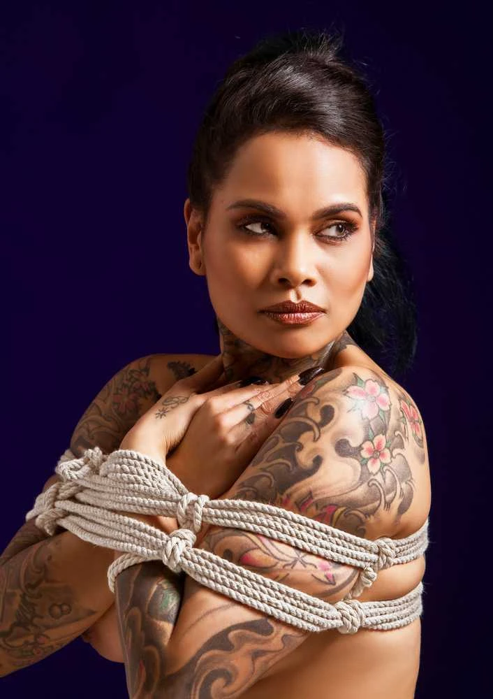 Kanapių virvė 7mm naudojama su tatuiruota moterimi