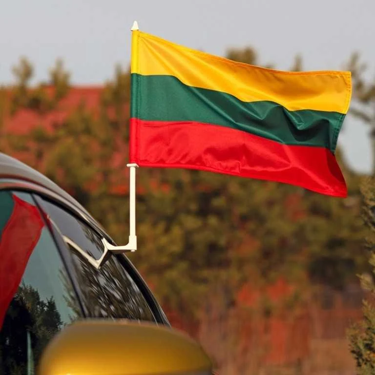 Aka_Baltic Lietuvos valstybės vėliavėlė automobiliui, 30x50 cm, su plastikiniu koteliu