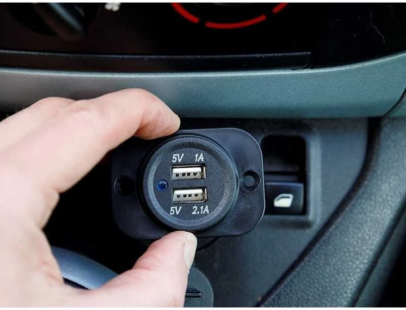 Carmotion Lizdas įkrovimui įmontuojamas 2xUSB 3.1A 12/24V 1vnt