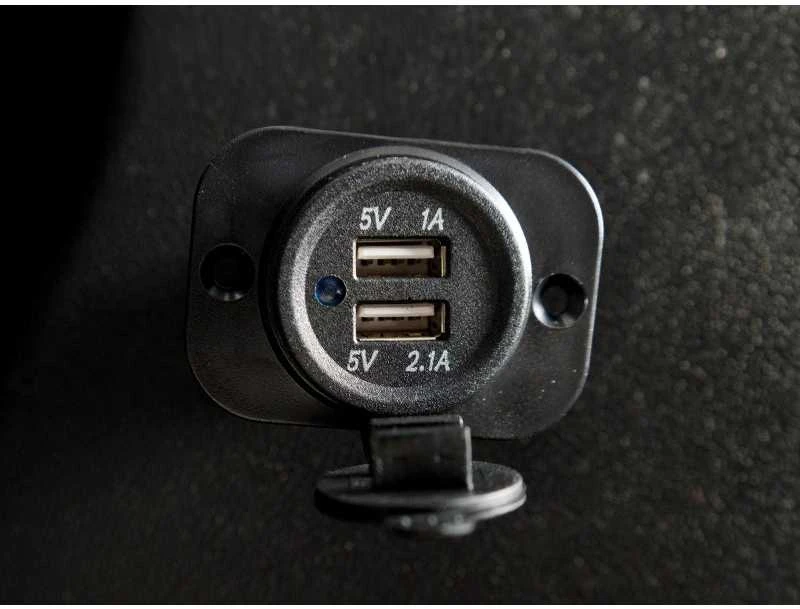Carmotion Lizdas įkrovimui įmontuojamas 2xUSB 3.1A 12/24V 1vnt