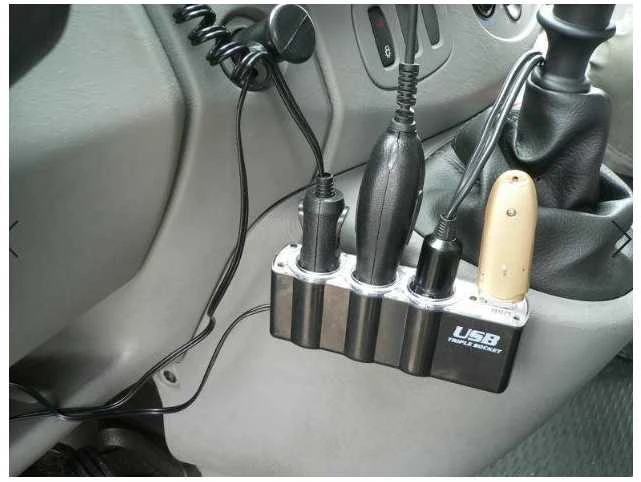 Lizdas trigubas +USB lizdas 12V