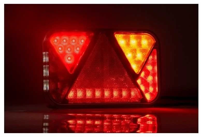Žibintas LED 12V galinis, dešinės p su numerio apšvietimu, su priešrūkiniu