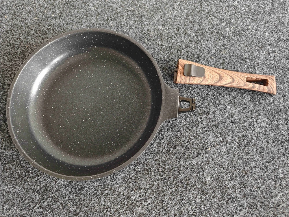 Keptuvė FIT2 ClickPan su nesvylančia danga, nuimama rankena 28 cm juoda