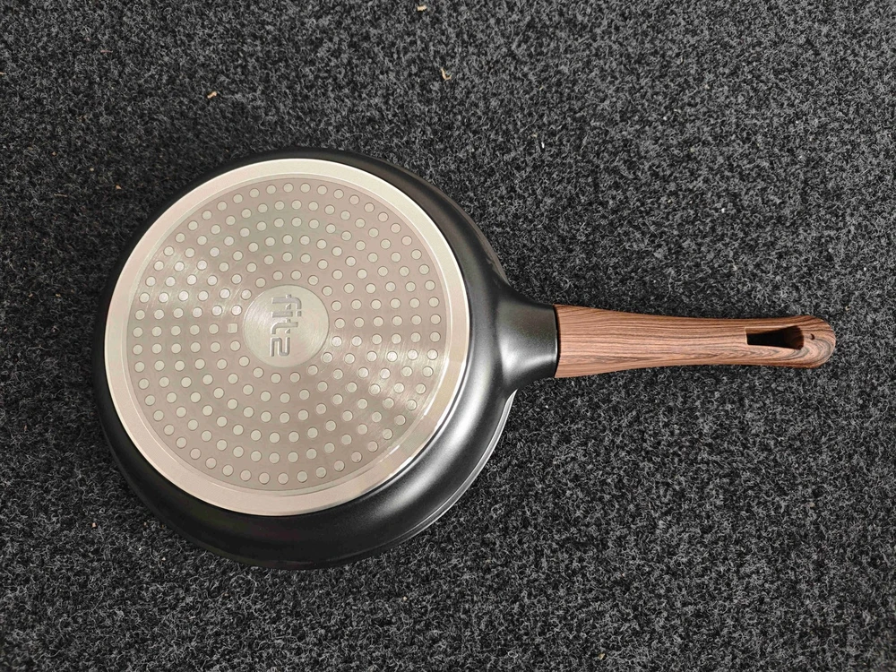 Keptuvė FIT2 ClickPan su nesvylančia danga, nuimama rankena 26 cm juoda