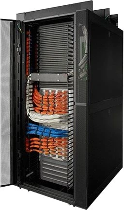 APC „NetShelter SX“ 2 dalių kabelių valdymo sistema