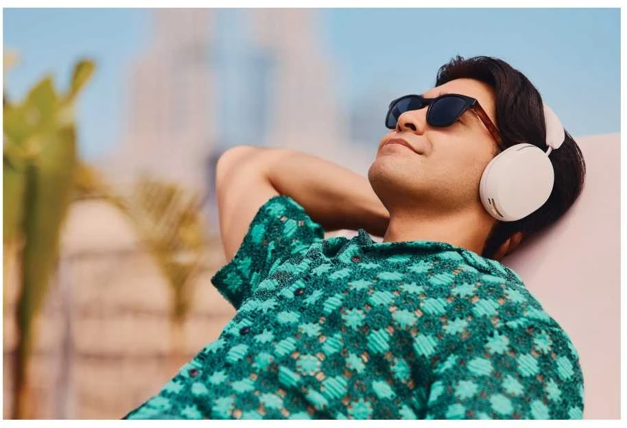 Sonos Ace baltos belaidės ausinės poilsio metu