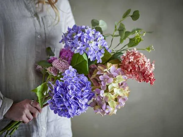 Bloomingville Edge dirbtinių gėlių puokštė rankose