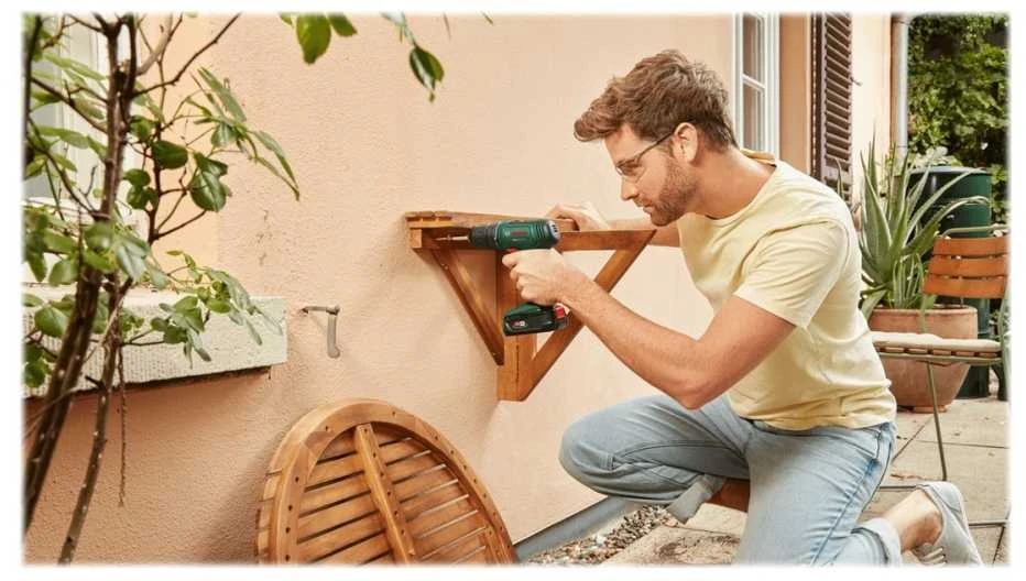 Bosch EasyDrill gręžtuvas naudojamas lauko darbams