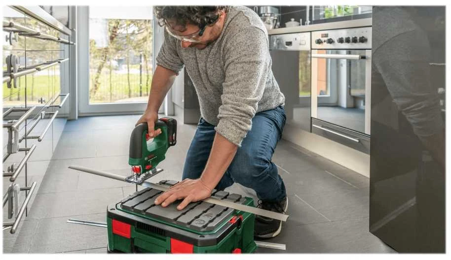 Bosch UniversalSaw 18 be akumuliatoriaus ir kroviklio Akum.siaurapjūklis
