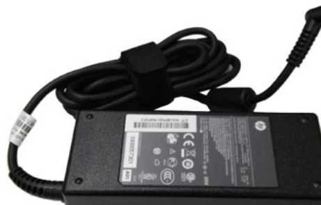 Hewlett Packard (HP) HP 65 W išmanusis kintamosios srovės maitinimo adapteris – nešiojamojo kompiuterio įkroviklis, 4,5 mm jungtis su 7,4 mm adapteriu / tinka HP 200 serijos, „ProBook 400/600“ serijos, „EliteBook 700/800“ serijos kompiuteriams