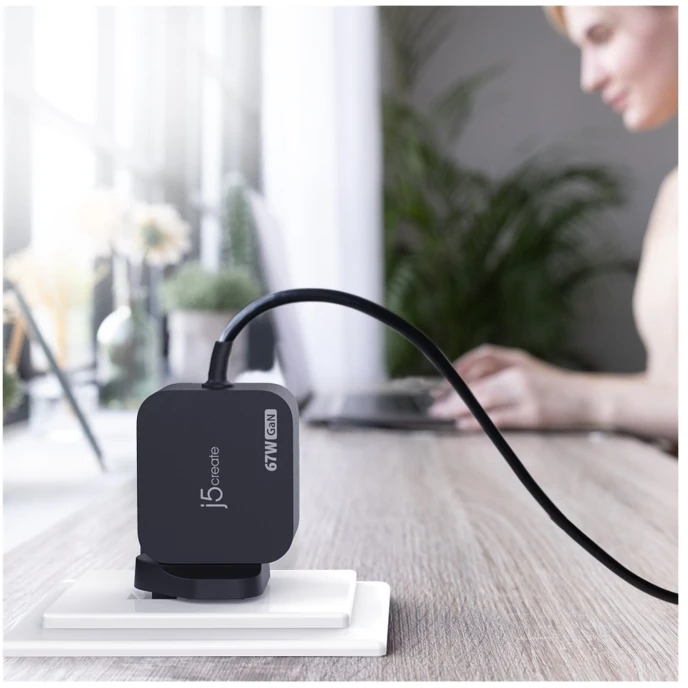 J5Create 67W GAN PD USB-C MINI ĮKROVIKLIS / SU 3 TIPŲ DC JUNGTIMIS - U
