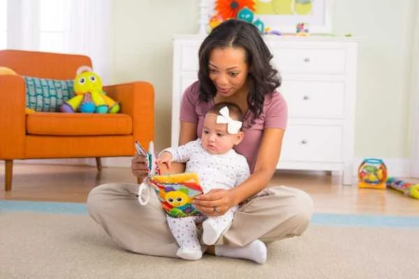 Lamaze - Minkšta kūdikio knyga – Spalvos (941-27934)