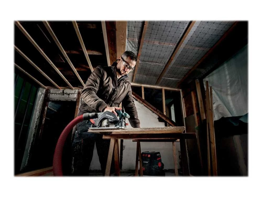 Metabo KS 18 LTX 57 pjūklas pjovimo procese