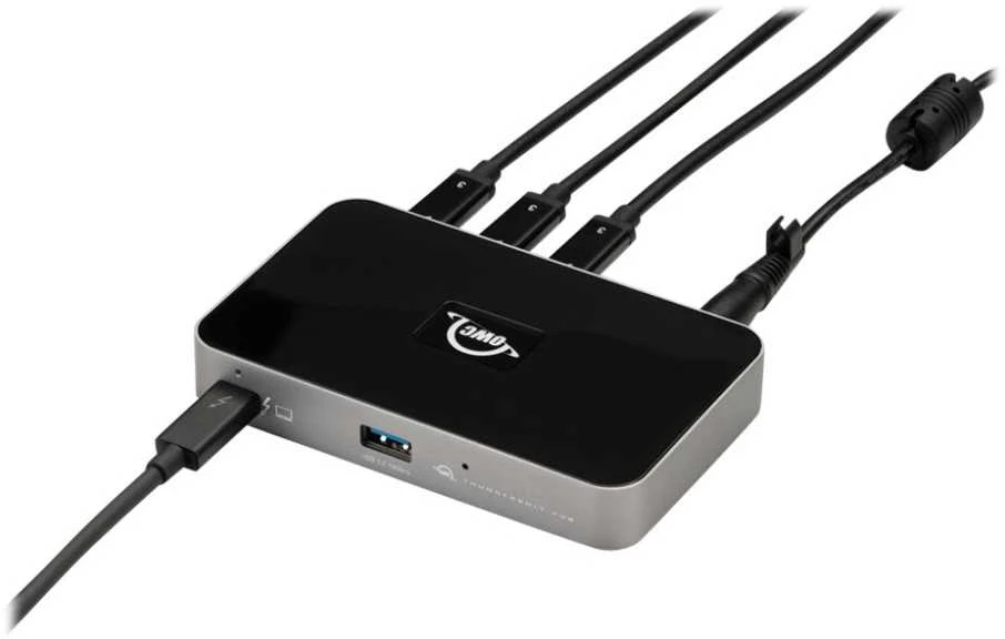 OWC Thunderbolt 4 šakotuvas su prijungtais kabeliais