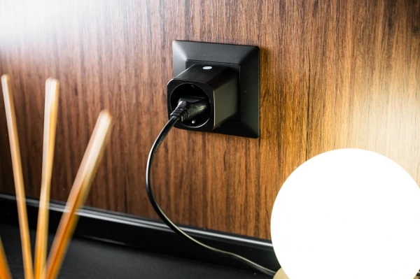 Shelly Plug M Gen3 – išmanusis Wi-Fi Matter kištukinis lizdas su galios matavimu (juodas)