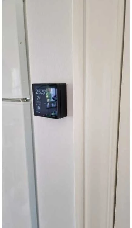 Sieninis šviestuvas Light Solutions Aps „Light Solutions Shelly“ – sieninis laikiklis su ekranu – juodas