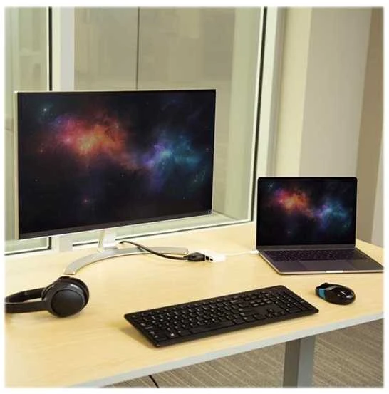 StarTech USB-C replikatorius su prijungtu monitoriumi