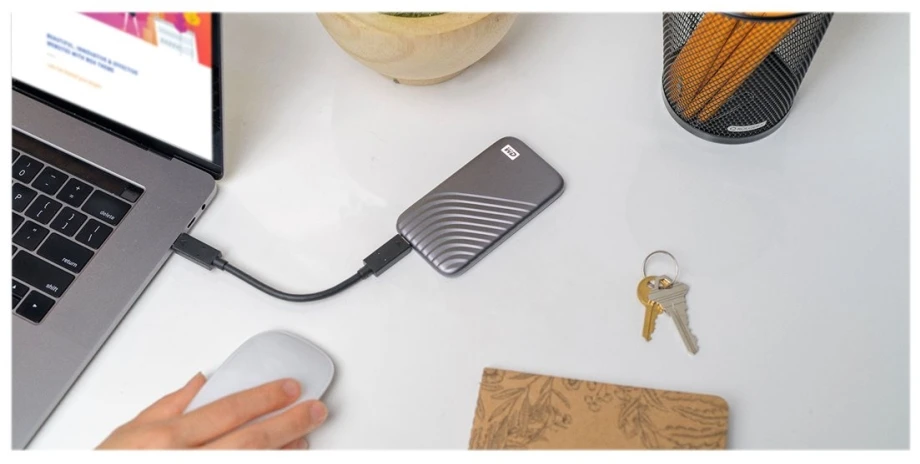 Kietasis diskas Western Digital „Sandisk WD 500GB My Passport SSD“ – nešiojamas SSD diskas, kurio skaitymo ir įrašymo greitis siekia 1050 MB/s, o įrašymo – 1000 MB/s, USB 3.2 Gen 2 – kosminės pilkos spalvos