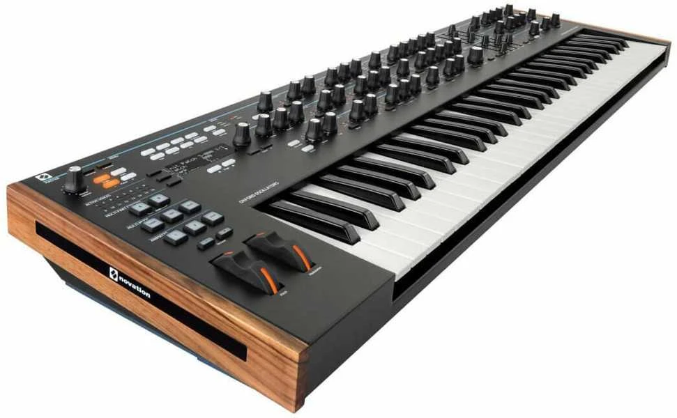 Sintezatorius Novation Summit