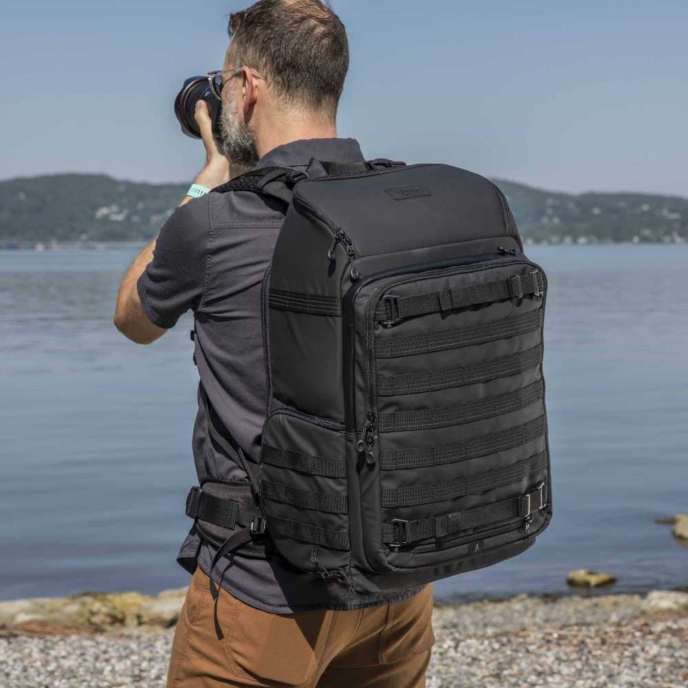 Kameros kuprinė - Tenba Axis v2 32L, talpina 1-2 kameras, 9 objektyvus, 17" nešiojamąjį kompiuterį, juoda