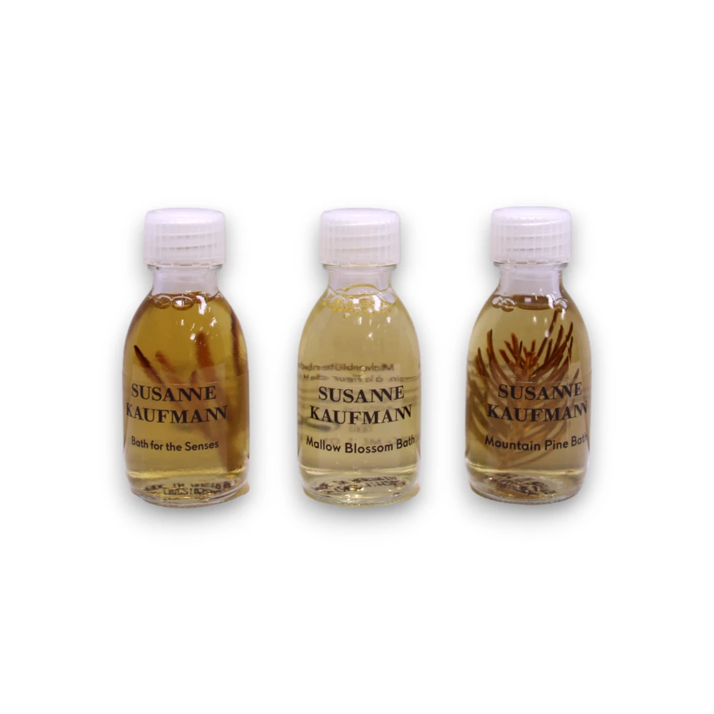 Trio vonios rinkinys Susanne Kaufmann: kūno priežiūros vonia pojūčiams, maitinantis vonios aliejus, 30 ml + kūno priežiūros vonia su kalnų pušų atpalaiduojamuoju vonios aliejumi, 30 ml + kūno priežiūros vonia su dedešvos žiedų drėkinamuoju vonios aliejumi, 30 ml