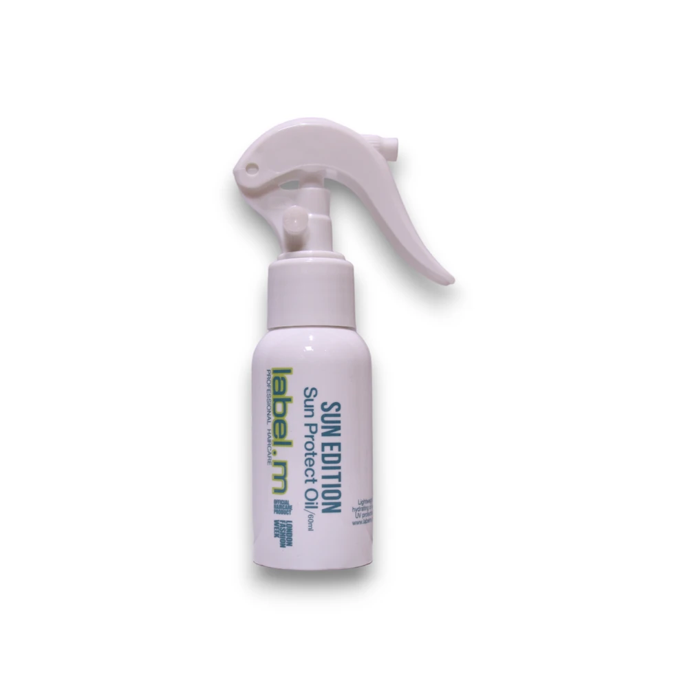 Label.M „Get Wet Sun Edition“ rinkinys. M: „Sun Editon“ UV filtro plaukų lakas stiprinimui, 50 ml + „Sun Editon“ plaukų aliejus su UV filtru, atgaivinantis spindesį ir atkuriantis spindesį, 60 ml + „Sun Editon“ plaukų šampūnas drėkinimui, 60 ml + „Sun Editon“ plaukų šampūnas su UV filtru.