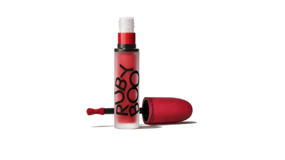 MAC Powder Kiss Matte Liquid Lipstick Ruby Boo Raudona, 5 ml