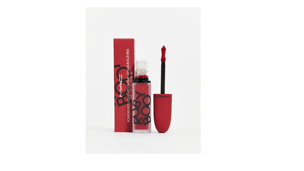 MAC Powder Kiss Matte Liquid Lipstick Ruby Boo Raudona, 5 ml