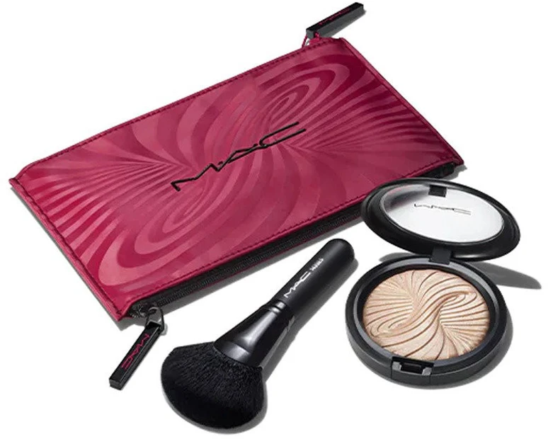 „Trick Of The Light Extra Dimension Skinfinish“ rinkinys MAC makiažui: tekstilinė makiažo dėžutė, bordo spalvos + MAC Multi Face 143S + „Extra Dimension Skinfinish“ paryškinimo pudra, magnetinis patrauklumas, 9 g