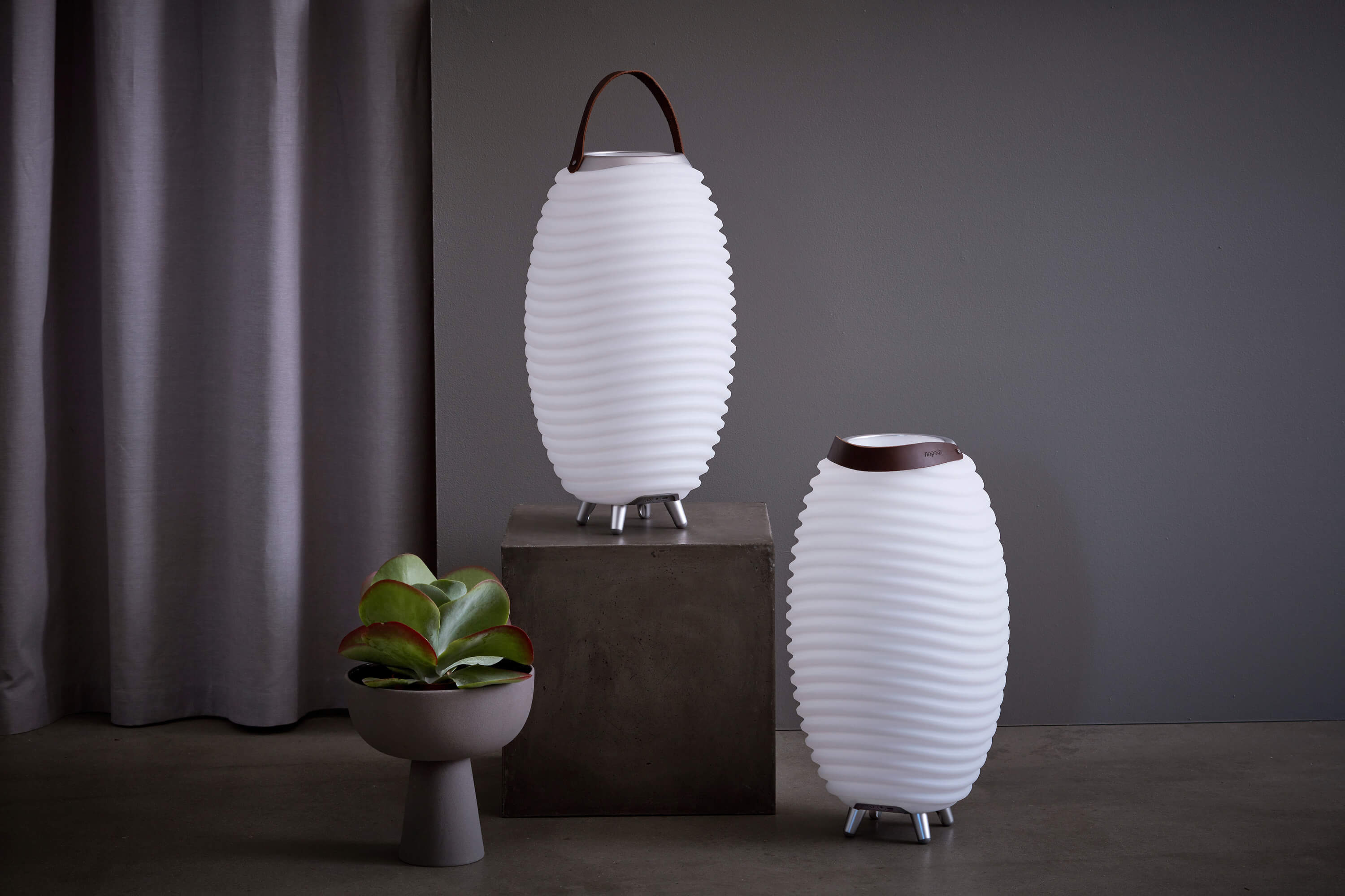 KOODUU SYNERGY 50 LED lempa su garsiakalbiu ir gėrimų aušintuvu - 56 x 32 cm, Baltas aprašymas - Prekės nuotrauka
