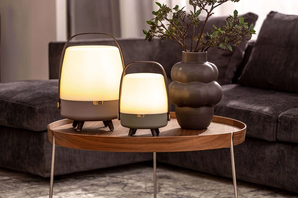 Kooduu – Lite-up Play 2.0 LED lempa su įmontuotu Bluetooth garsiakalbiu (JBL garsas), Sand