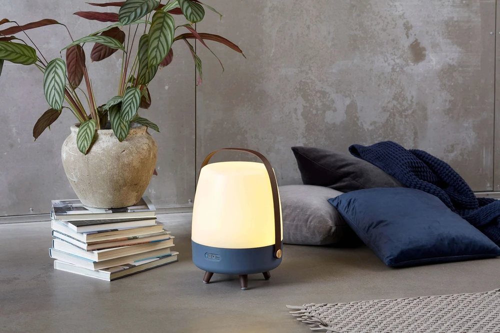 Kooduu – Lite-up Play 2.0 LED lempa su įmontuotu Bluetooth garsiakalbiu (JBL garsas), Sand