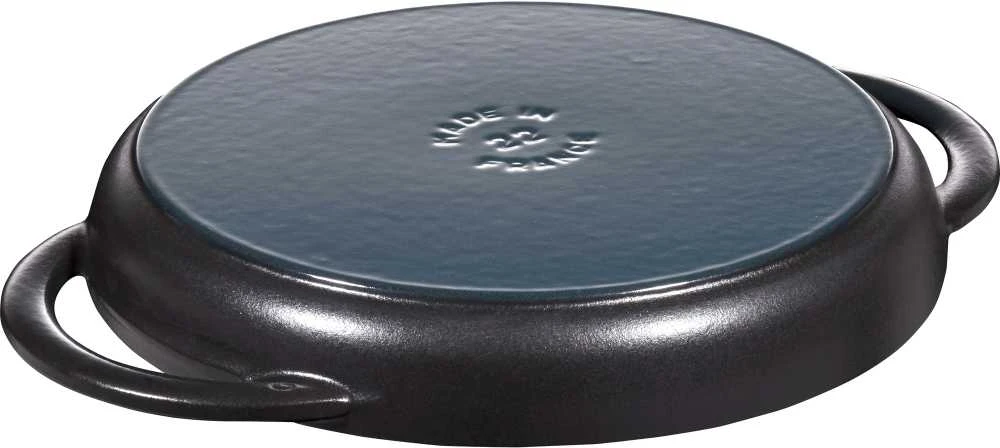 STAUB Apvali ketaus grilio keptuvė su dviem rankenomis, 22 cm, juoda