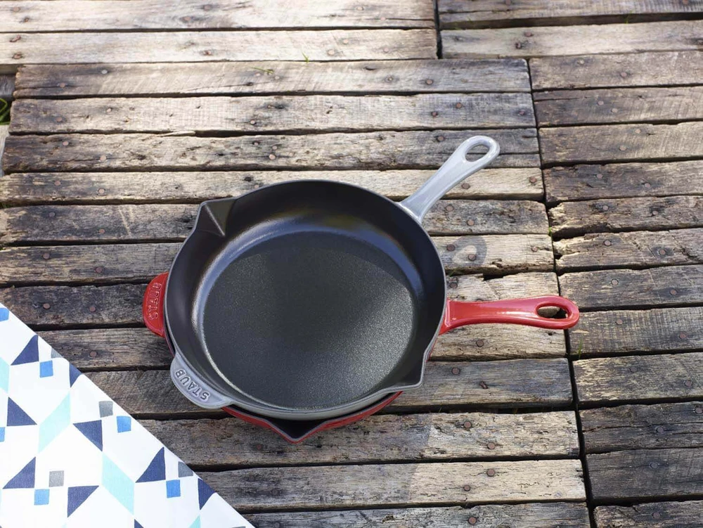 Ketaus keptuvė su metaline rankena STAUB 40510-617-0, 26 cm, juoda