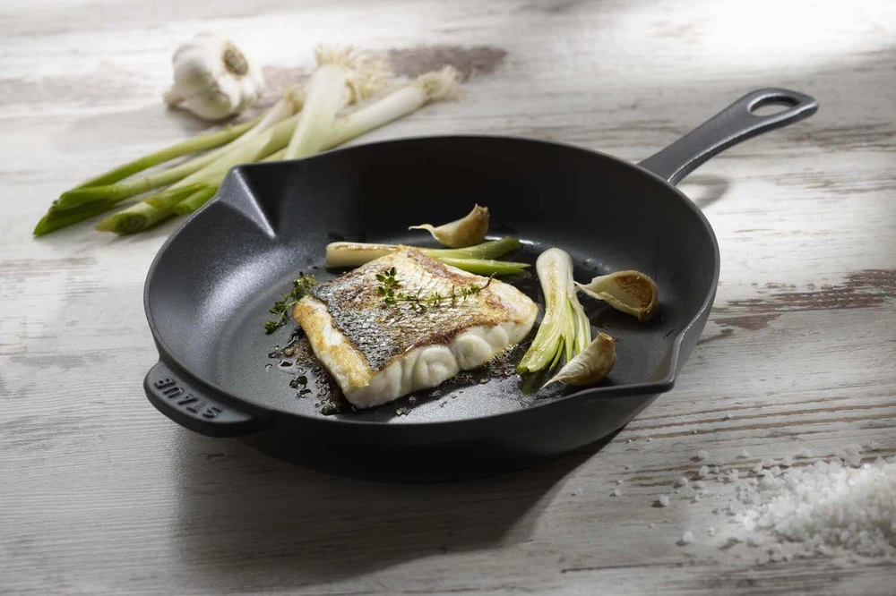 Ketaus keptuvė su metaline rankena STAUB 40510-617-0, 26 cm, juoda