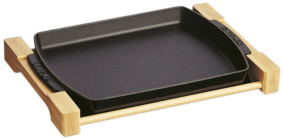 STAUB Ketaus puodas ant medinio stovo 33 x 23 cm, juodas